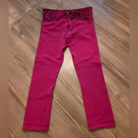 Lululemon Athletica Mid- Rise Berry/Red Cropped Reversible Leggings- Snake Print - Picture 8 of 11